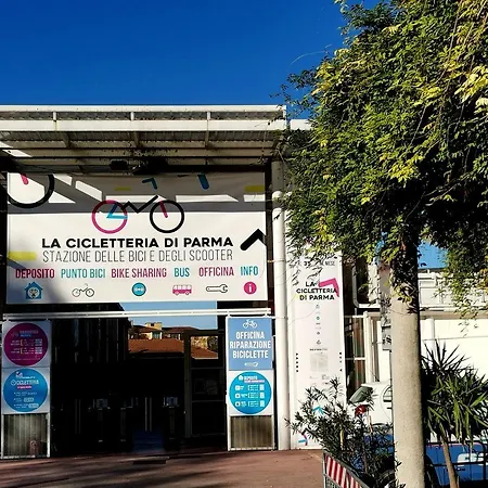 Parma Express Traveller'S Lodging Front Station Fs With Covered Parking 아파트 파르마