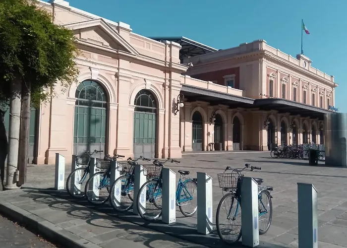 Parma Express Traveller'S Lodging Front Station Fs With Covered Parking 아파트 파르마