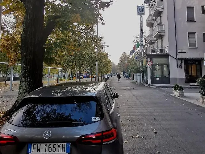 Parma Express Traveller'S Lodging Front Station Fs With Covered Parking 파르마