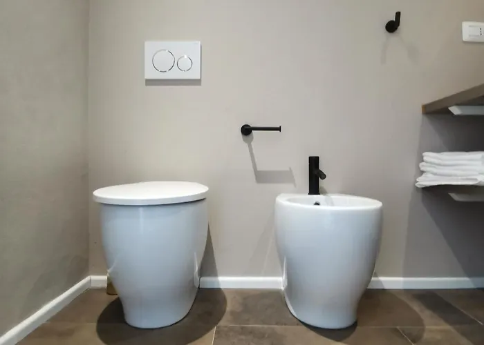 Parma Express Traveller'S Lodging Front Station Fs With Covered Parking 파르마